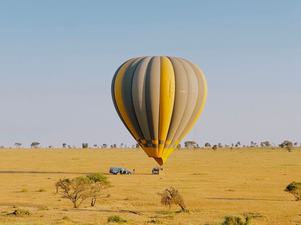 Globo aerostático al amanecer sobre la sabana africana